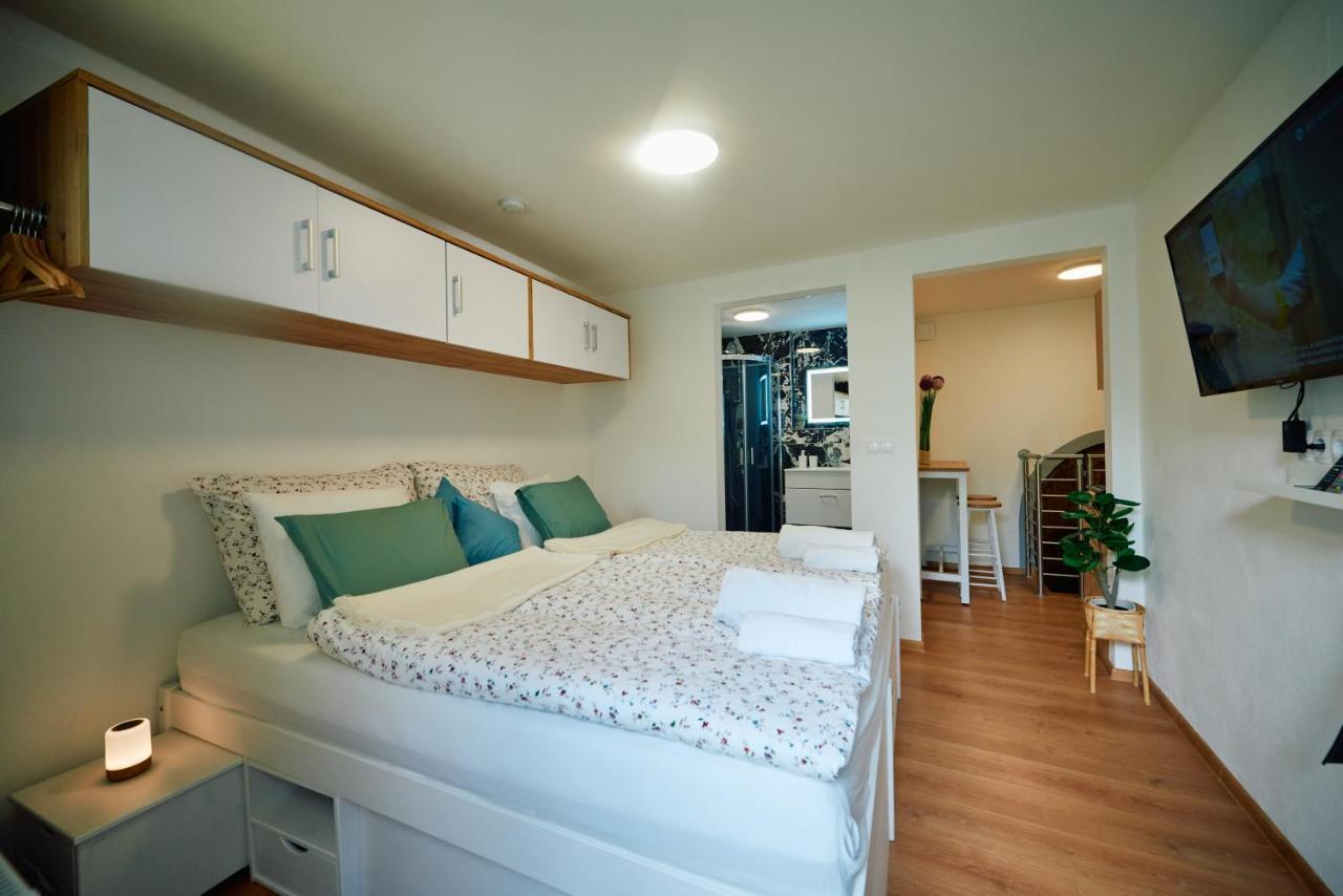 Apartment Fuer 2 Erwachsene Und 2 Kinder, Ausgestattet Mit Einem Weinkeller Und Einem Kleinen Hof - Self-Made Fruehstueck Inbegriffen 雷茨 外观 照片