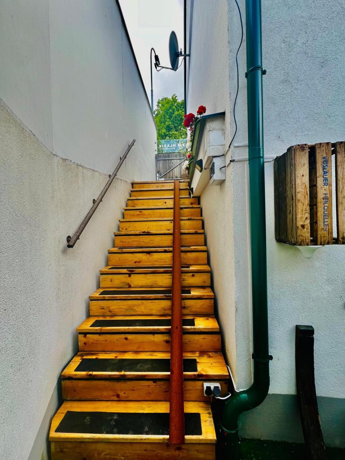 Apartment Fuer 2 Erwachsene Und 2 Kinder, Ausgestattet Mit Einem Weinkeller Und Einem Kleinen Hof - Self-Made Fruehstueck Inbegriffen 雷茨 外观 照片